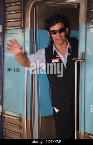 Le train Elvis Express part de la gare centrale de Sydney en direction du festival Parkes Elvis. Banque D'Images