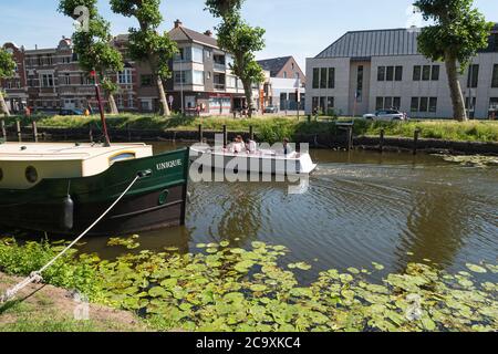 Lokeren, Belgique, le 13 juillet 2020, les gens naviguent dans un bateau à moteur sur l'eau dans le centre de la ville Banque D'Images