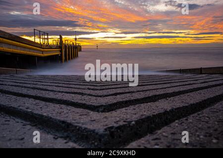 Vue à angle bas de la rampe d'accès au coucher du soleil éclatant en Australie Banque D'Images