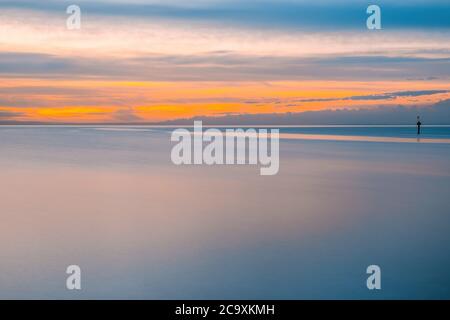 Eau douce et soyeuse au coucher du soleil sur l'océan avec espace de copie Banque D'Images