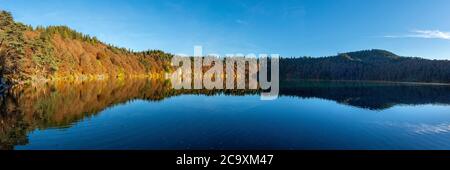 Lac Pavin, lac volcanique, Parc naturel des volcans d'Auvergne, Puy de Dome, France Banque D'Images