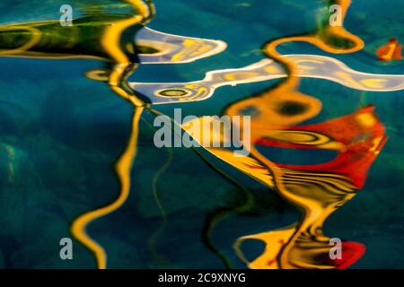 Reflets de la lumière du soleil créant des motifs abstraits sur la surface de l'eau en fin d'après-midi Banque D'Images