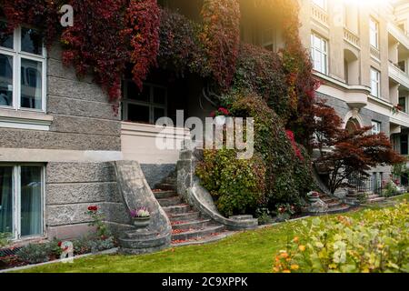 Vieux escalier en pierre. Ville d'automne Banque D'Images