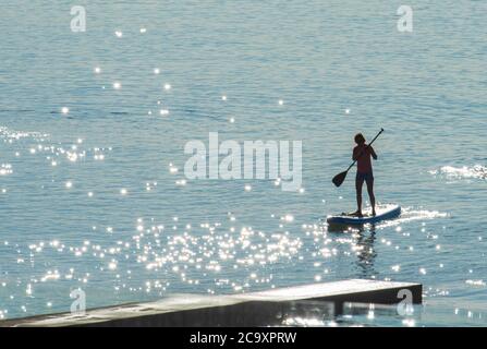 Lyme Regis, Dorset, Royaume-Uni. 3 août 2020. UK Météo: Un chaud et ensoleillé début à la semaine à la station balnéaire de Lyme Regis. En début de matinée, paddle-board tandis que la vague de chaleur commence en août. Credit: Celia McMahon/Alamy Live News Banque D'Images