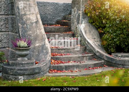 Vieux escalier en pierre. Ville d'automne Banque D'Images