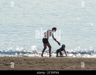 Lyme Regis, Dorset, Royaume-Uni. 3 août 2020. UK Météo: Un chaud et ensoleillé début à la semaine à la station balnéaire de Lyme Regis. Les arrivées anticipées ont un endroit sûr sur la plage et faites un plongeon rafraîchissant dans la mer pendant que la vague de chaleur d'août commence. Credit: Celia McMahon/Alamy Live News Banque D'Images