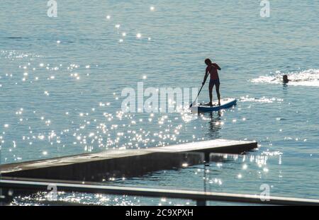 Lyme Regis, Dorset, Royaume-Uni. 3 août 2020. UK Météo: Un chaud et ensoleillé début à la semaine à la station balnéaire de Lyme Regis. En début de matinée, paddle-board tandis que la vague de chaleur commence en août. Credit: Celia McMahon/Alamy Live News Banque D'Images