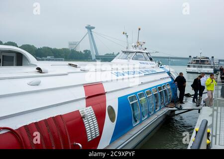 Passagers descendant du ferry sur le Danube au départ de Vienne. À Bratislava, Slovaquie. Banque D'Images