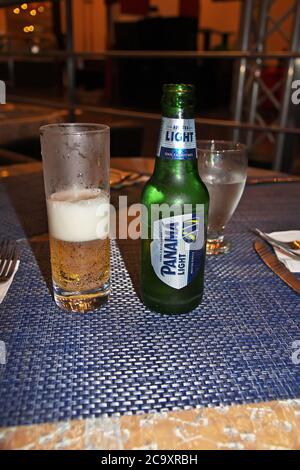 La bière locale dans le café de la ville de Panama, Amérique centrale Banque D'Images