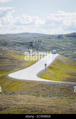 Une caravane de voyage aussi appelée camping-car en été sur la route panoramique vers le Cap Nord, dans le nord de la Norvège Banque D'Images