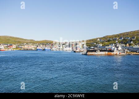 Havøysund, Norvège - 27/07/2020: Le village de Havøysund en été ensoleillé dans le nord de la Norvège. Banque D'Images