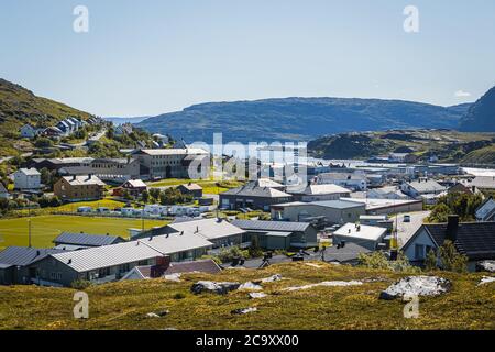 Havøysund, Norvège - 27/07/2020: Le village de Havøysund en été ensoleillé dans le nord de la Norvège. Banque D'Images