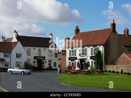 Voiture de sport automobile Jaguar XKR 4.2 dans le village de North Newbald, East Yorkshire, Angleterre Banque D'Images