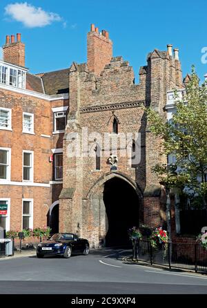 Voiture traversant North Bar, Beverley, East Yorkshire, Angleterre Banque D'Images