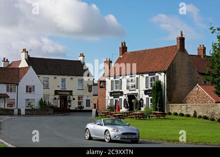 Voiture de sport automobile Jaguar XKR 4.2 dans le village de North Newbald, East Yorkshire, Angleterre Banque D'Images