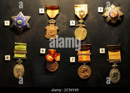 Décorations militaires espagnoles : 1. Plaque du commandant dans l'ordre Mehdavian. 18 août 1926. Appartenant à l'amiral Alejandro Molins; 2. Médaille d'hommage des conseils municipaux aux Rois (17 mai 1925); 3. Médaille marocaine de la paix (21 novembre 1927), appartenant à l'amiral Alejandro Molins; 4. Croix de guerre (29 mars 1938), appartenant à l'amiral Alejandro Molins; 5. Médaille de la campagne Melilla (20 mars 1910). 8 septembre 1910. Appartenant à l'amiral Benitez Inglott; 6. Médaille Catalonia Cruiser, 1908; 7. Médaille de l'Afrique (8 septembre 1912) et 8. Médaille militaire du Maroc (29 juin 1916), appartenance Banque D'Images