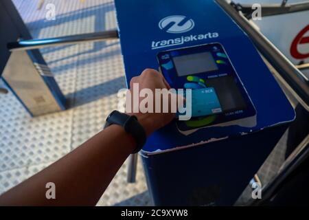 Jakarta / Indonésie - 25 juillet 2020. Tapez en cours pour entrer dans la porte et utiliser le bus Transjakarta Banque D'Images