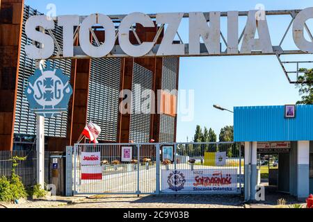 Gdansk, Pomerania / Pologne - 2020/07/14: Porte historique n° 2 du chantier naval de Gdansk, lieu de solidarité événements historiques devant le sol européen Banque D'Images