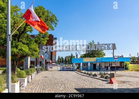 Gdansk, Pomerania / Pologne - 2020/07/14: Porte historique n° 2 du chantier naval de Gdansk, lieu de solidarité événements historiques devant le sol européen Banque D'Images