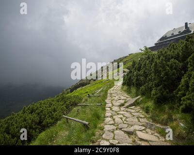 Paysage. Vue sur le chemin de montagne et les nuages lourds près de l'abri de Szrenica dans les Great Mountains. Karkonosze. Banque D'Images