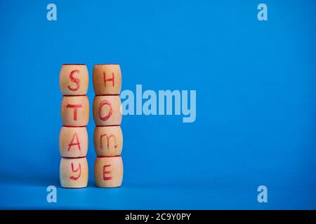 Restez à la maison, les mots et le thermomètre au mercure sur fond bleu Banque D'Images