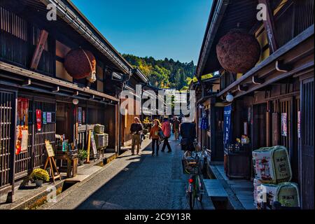 Rue commerciale dans la région de Sanmachi Suji, beaucoup de touristes, magasins et restaurants, Takayama, Japon Banque D'Images