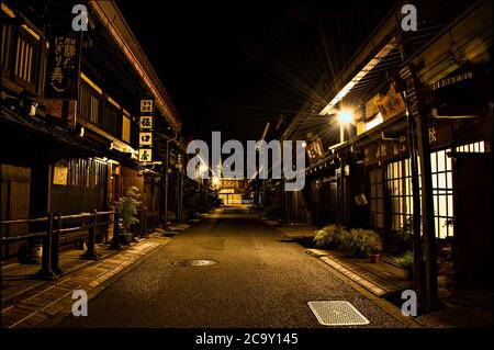 Rue commerciale dans la région de Sanmachi Suji la nuit, beaucoup de touristes, magasins et restaurants, Takayama, Japon Banque D'Images