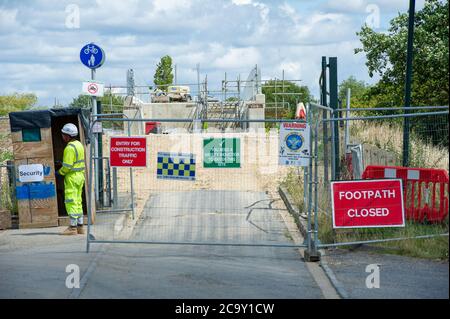 Slough, Berkshire, Royaume-Uni. 2 août 2020. La M4 a de nouveau été fermée cette semaine entre la jonction 5 (Langley) et la jonction 6 (Slough/Windsor) pour travaux sur la controversée autoroute intelligente. Un nouveau pont est en cours d'installation à Slough sur la route de Datchet. La fermeture a entraîné des embouteillages sur les routes locales. Le pont piétonnier menant à Upton court Park a été démoli. Crédit : Maureen McLean/Alay Banque D'Images