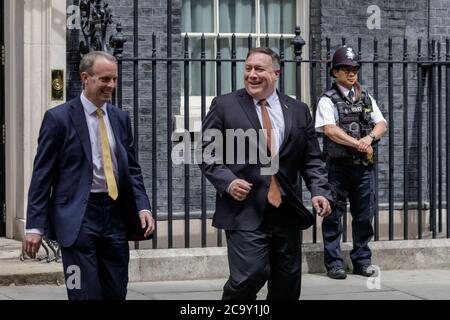 Le secrétaire D'Etat AMÉRICAIN Mike Pompeo quitte 10 Downing Street avec le secrétaire d'Etat britannique aux Affaires étrangères Dominic Raab, Londres, Royaume-Uni Banque D'Images