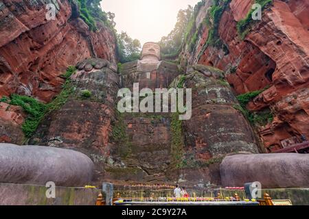 Leshan, Chine - juillet 2019 : bougies commémoratives allumées au fond du Bouddha géant de Leshan, une statue en pierre de 71 mètres de haut construite entre 713 et 803 duri Banque D'Images