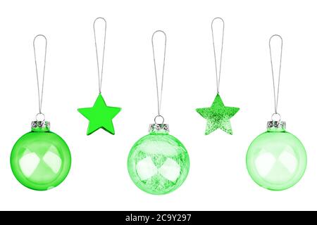 Décorations vertes Сhristmas arbre sur fond blanc fermé isolé, boules en verre et étoiles en métal accrochées à la collection de fils, boules brillantes Banque D'Images