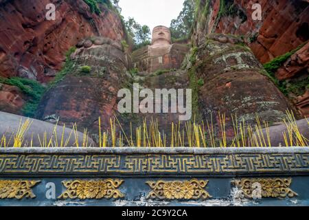 Leshan, Chine - juillet 2019 : bougies commémoratives allumées au fond du Bouddha géant de Leshan, une statue en pierre de 71 mètres de haut construite entre 713 et 803 duri Banque D'Images