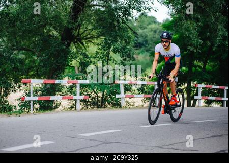 KHARKIV, UKRAINE - 2 août 2020: Triathon cycliste triathlète triathlète de course de vélo pendant la compétition ironman. Athlète de cyclisme sur route en trois combinaisons Banque D'Images