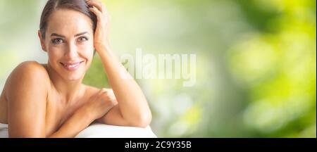 Beau portrait de jeune femme adulte avec une peau propre sans maquillage. Spa concept de bien-être et de cosmétiques pour les soins de la peau. Banque D'Images