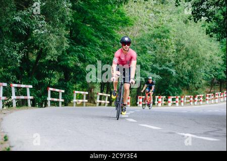 KHARKIV, UKRAINE - 2 août 2020: Triathon cycliste triathlète triathlète de course de vélo pendant la compétition ironman. Athlète de cyclisme sur route en trois combinaisons Banque D'Images