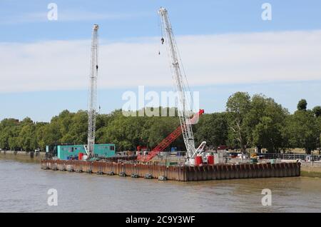 Le chantier de construction d'égouts Thames Tideway à Chelsea Embankment, Londres. Montre le cofferdam en acier et les arbres en béton au tunnel principal à 50m en dessous. Banque D'Images