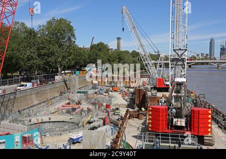 Le chantier de construction d'égouts Thames Tideway à Chelsea Embankment, Londres. Montre le cofferdam en acier et les arbres en béton au tunnel principal à 50m en dessous. Banque D'Images