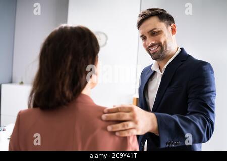 Homme mettant sa main sur l'épaule de la femme Banque D'Images