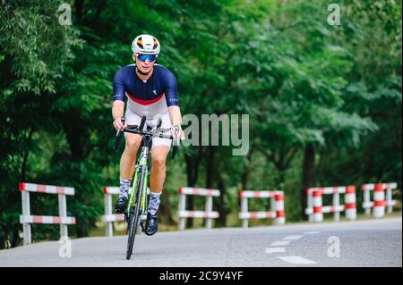 KHARKIV, UKRAINE - 2 août 2020: Triathon cycliste triathlète triathlète de course de vélo pendant la compétition ironman. Athlète de cyclisme sur route en trois combinaisons Banque D'Images