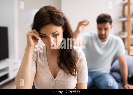 Malheureux couple stressé famille arguant avoir querelle Banque D'Images