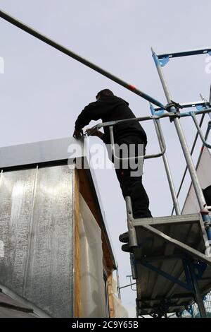 Nouveau toit avec dormeur en construction Banque D'Images