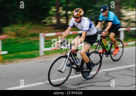 KHARKIV, UKRAINE - 2 août 2020: Triathon cycliste triathlète triathlète de course de vélo pendant la compétition ironman. Athlète de cyclisme sur route en trois combinaisons Banque D'Images