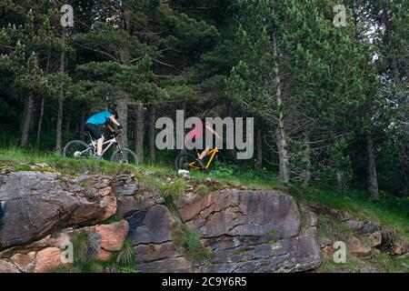 deux amis à vélo de montagne dans une forêt, concept de sport et mode de vie sain Banque D'Images