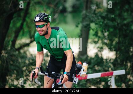 KHARKIV, UKRAINE - 2 août 2020: Triathon cycliste triathlète triathlète de course de vélo pendant la compétition ironman. Athlète de cyclisme sur route en trois combinaisons Banque D'Images