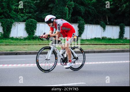 KHARKIV, UKRAINE - 2 août 2020: Triathon cycliste triathlète triathlète de course de vélo pendant la compétition ironman. Athlète de cyclisme sur route en trois combinaisons Banque D'Images