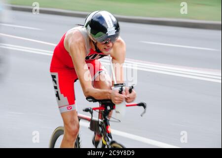 KHARKIV, UKRAINE - 2 août 2020: Triathon cycliste triathlète triathlète de course de vélo pendant la compétition ironman. Athlète de cyclisme sur route en trois combinaisons Banque D'Images