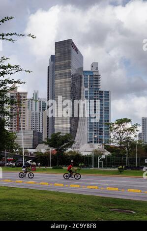 Cyclistes profitant des routes gratuites le dimanche, Panama City, Panama, Amérique centrale Banque D'Images