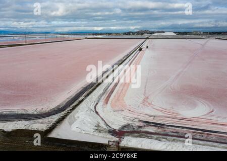 Photo aérienne d'un grand étang de sel rose près de San Francisco, Californie Banque D'Images
