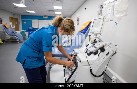 Un membre du personnel du NHS Liverpool sang et transplantation à l'intérieur d'un centre de donneurs de plasma à Speke, Liverpool. Banque D'Images