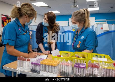 NHS Liverpool personnel de sang et de transplantation à l'intérieur d'un centre de donneurs de plasma à Speke, Liverpool. Banque D'Images